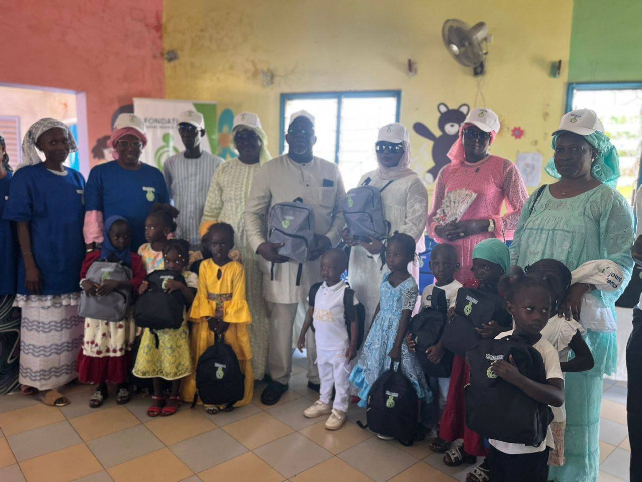 Remise de sacs scolaires aux élèves par le Maire