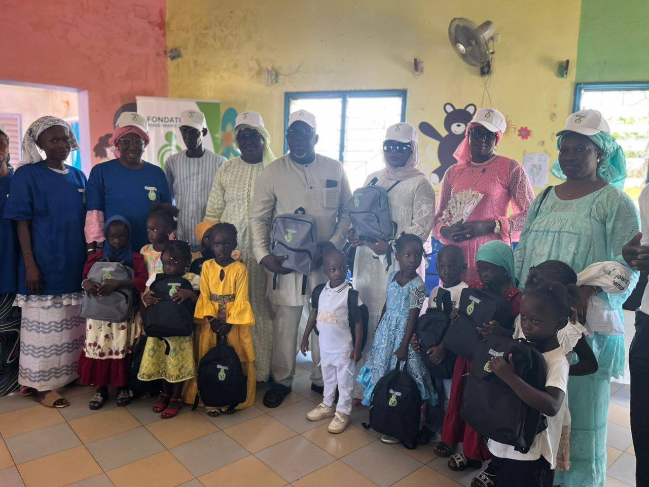 Les élèves reçoivent leurs sacs scolaires