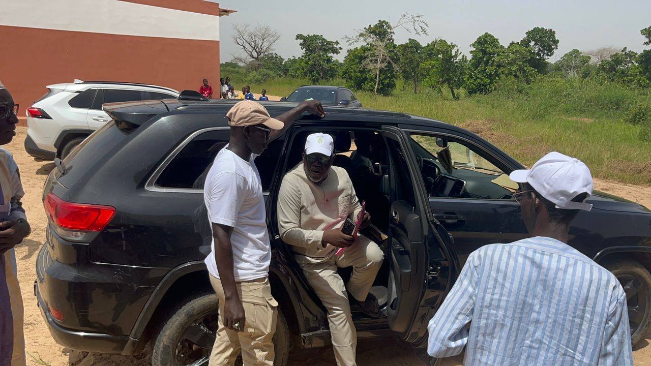 Arrivée du Maire à l'école pour la distribution