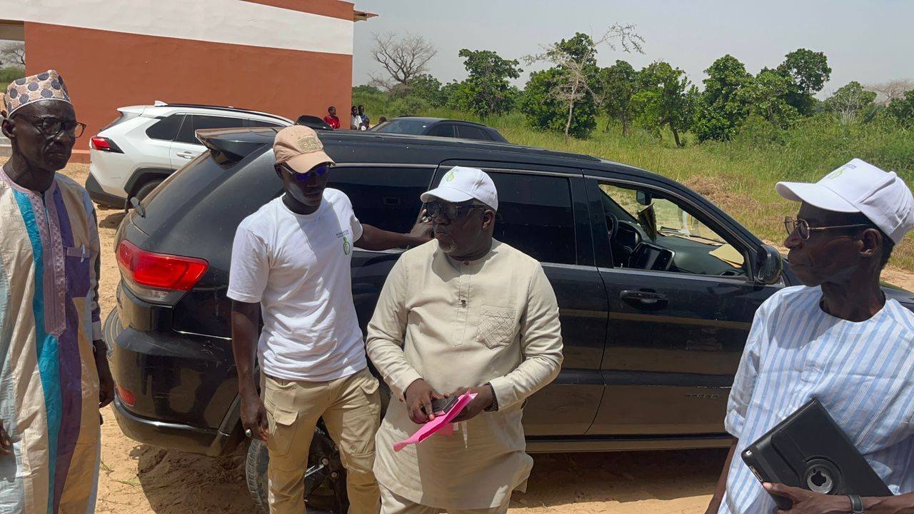 Accueil du Maire par la communauté éducative