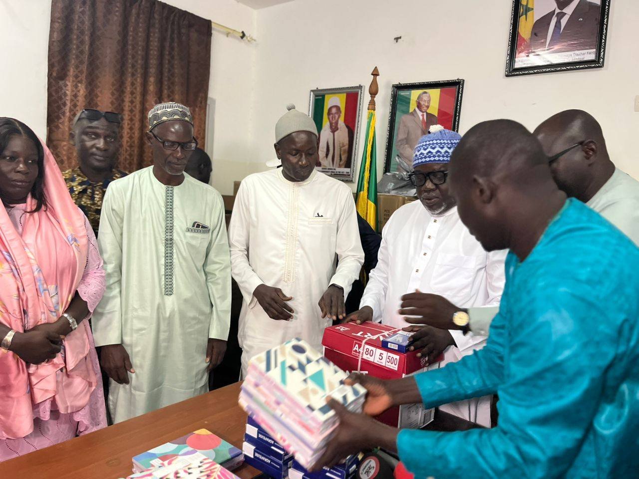 Échange entre le Directeur de l'école et le Maire lors de la distribution