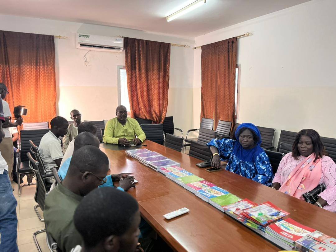 Présentation des kits scolaires offerts par la Mairie