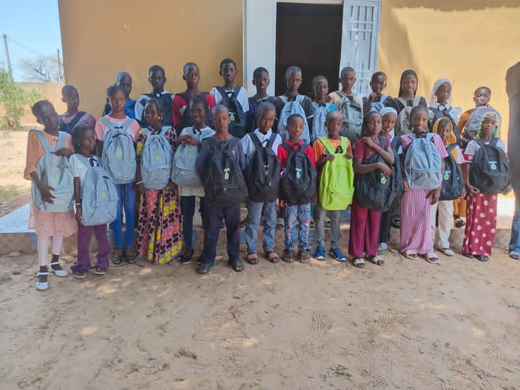 Les élèves de Pire reçoivent leurs fournitures scolaires