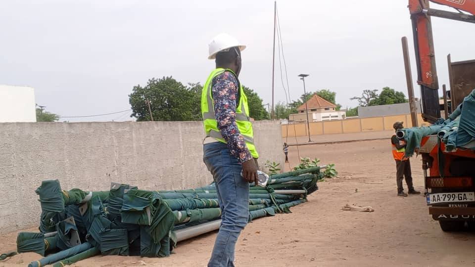 Déchargement des lampadaires solaires du camion