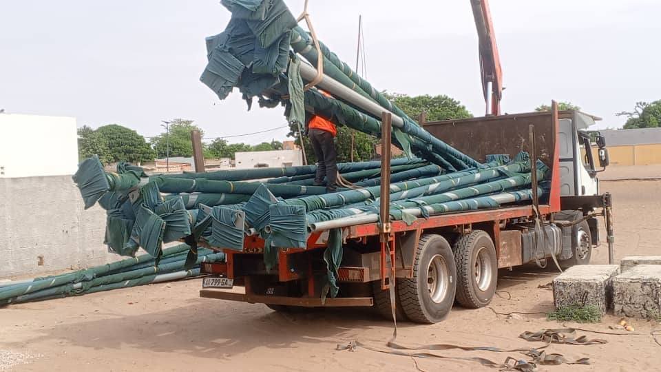 Lampadaires solaires stockés après réception