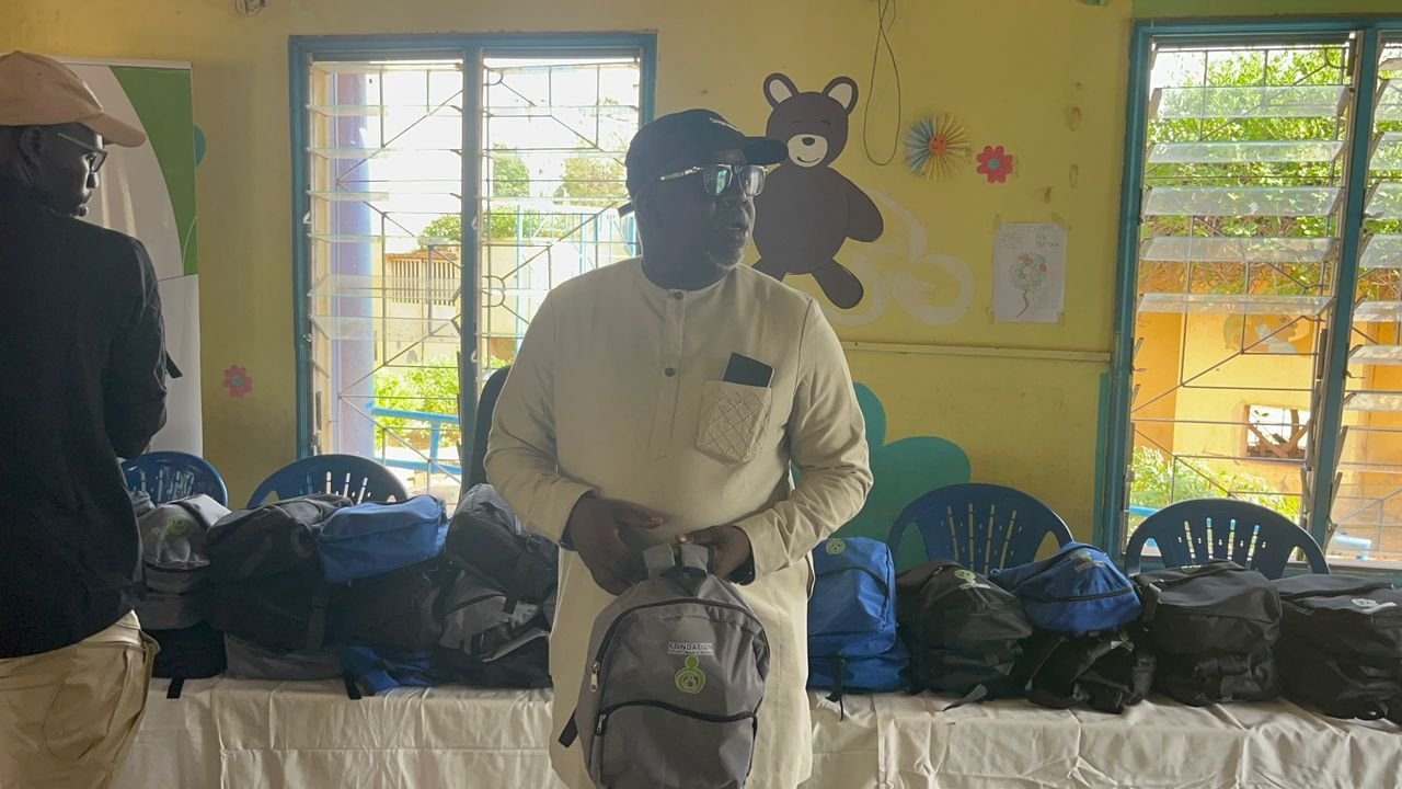 Le Maire avec les kits scolaires prêts à être distribués