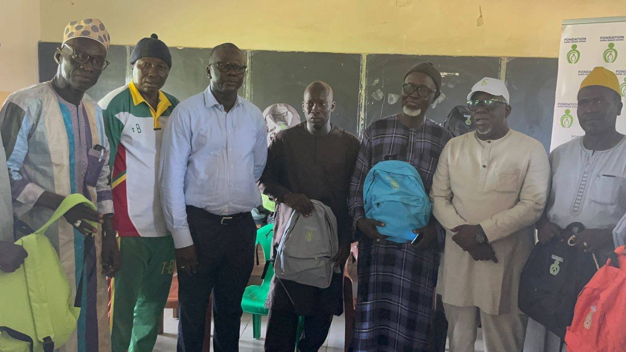 La délégation avec les kits scolaires