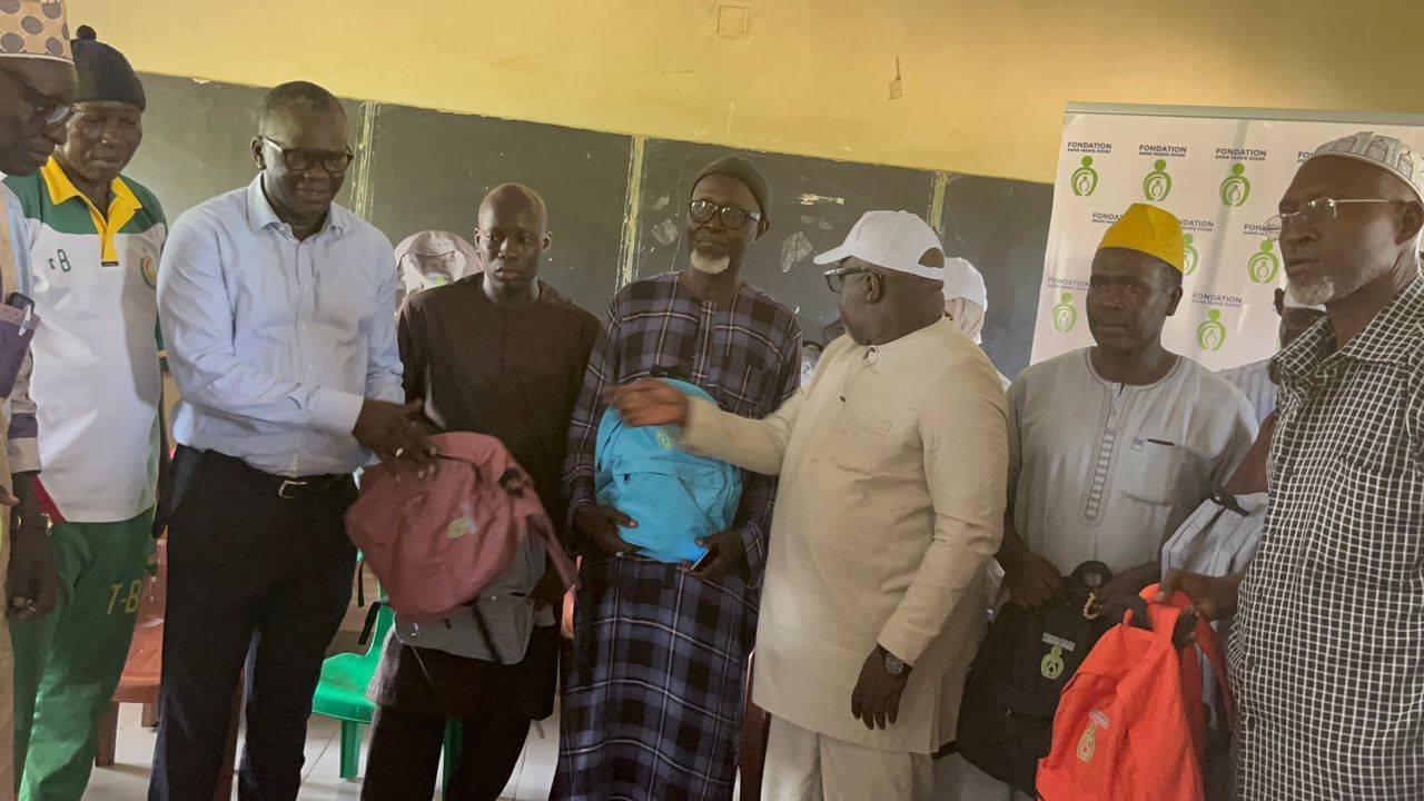 Photo de groupe de la délégation avec les fournitures